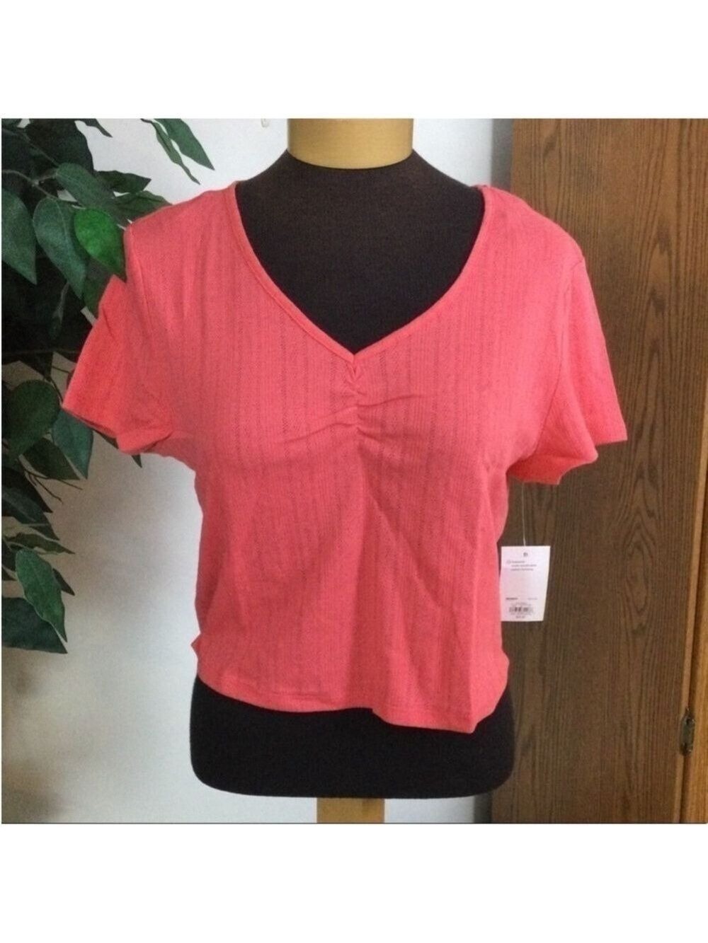 SO short sleeve cropped tee Woman’s Juniors XXL Hawaiian coral v neck